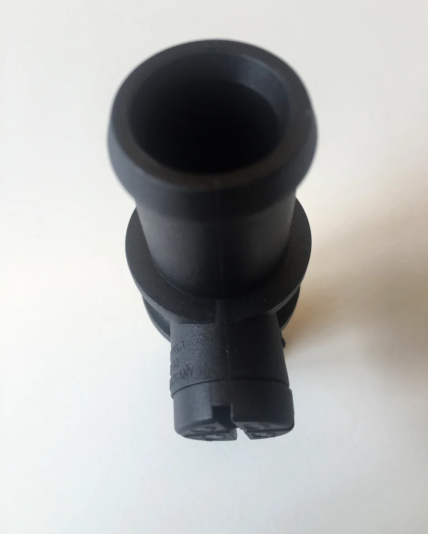 Schwarzes technisches Kunststoff-Formteil als Detailaufnahme